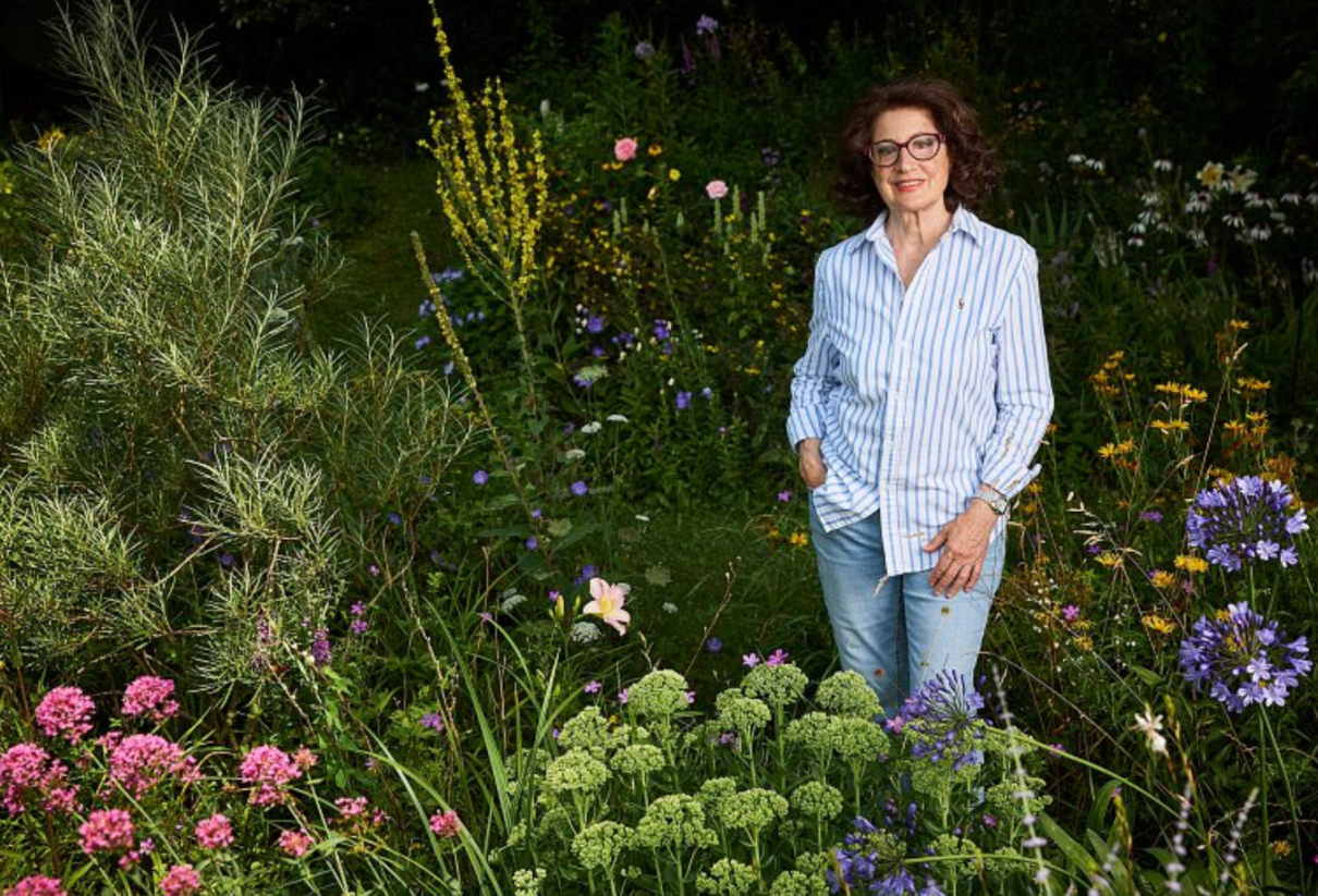 Christine Limburg im Garten