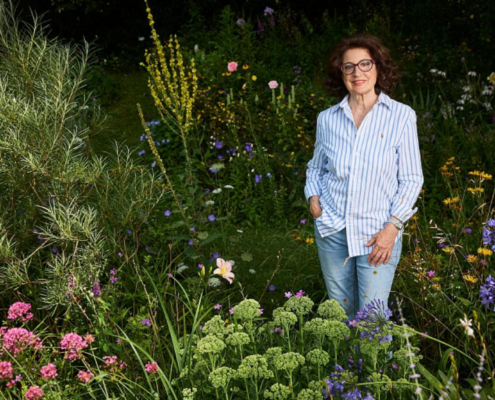 Christine Limburg im Garten